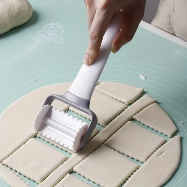 1pc, Pastry Roller Cutter, Plastic Cookie Cutter, Dough Wheel Cutter, Baking Tools, Kitchen Gadgets cookie cutter
